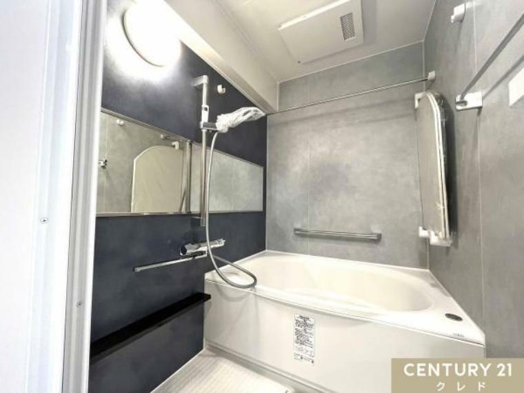 ≪浴室≫<BR/>シックな色合いのユニットバス。ゆっくりと1日のお疲れを癒してください。<BR/>物干し用のバーも付いているのでランドリースペースとしても活用できます。