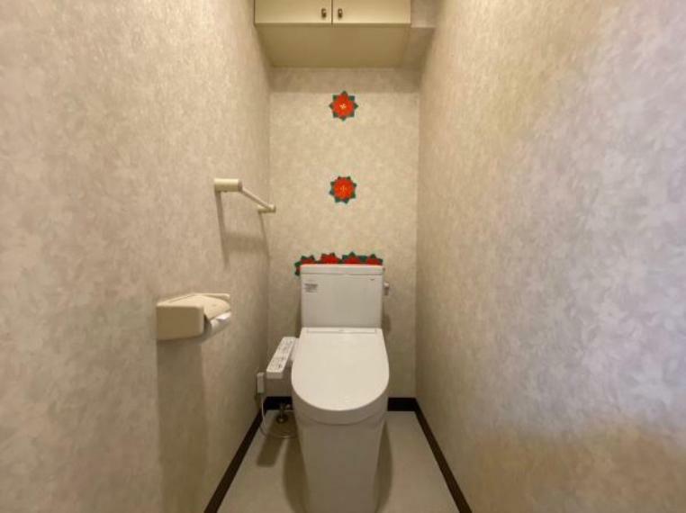 清潔感のあるトイレです。<BR/>爽やかで・可愛らしい色のアクセントクロスがポイントです！