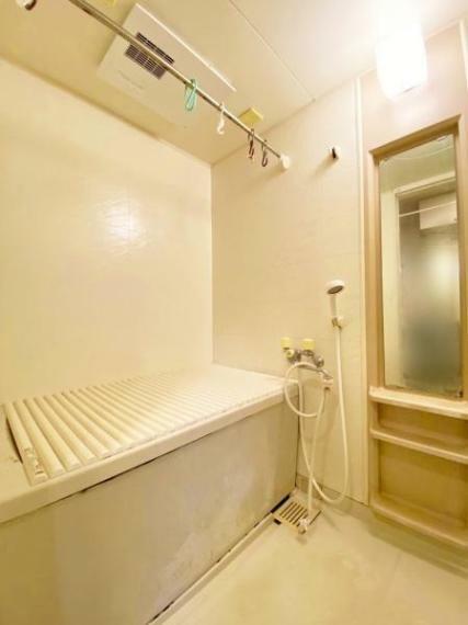 落ち着きあるバスルームでリラックスバスタイム。バスタブにつかって寛ぎながら心と体をリフレッシュ！<BR/>浴室乾燥付きのバスルームですので、いつも清潔に保て、気になるカビもシャットアウト（^^）/