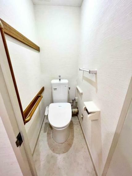 ●シンプルな内装のスッキリとしたトイレです。お手入れやお掃除が、簡単にできるシンプルなデザインのトイレです。