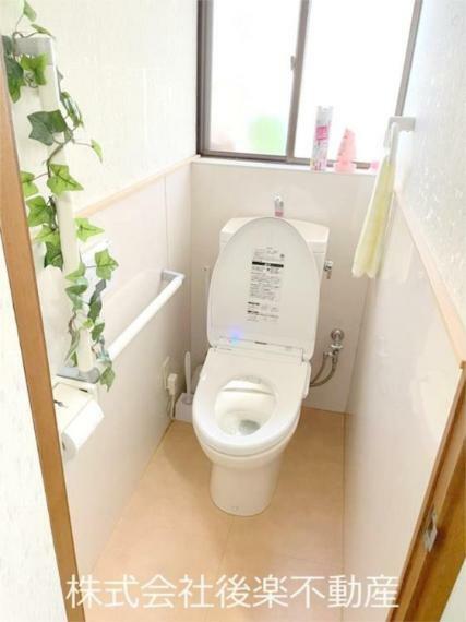 すっきり清潔感のあるトイレ。手すり付きで足腰不安な方も安心です。