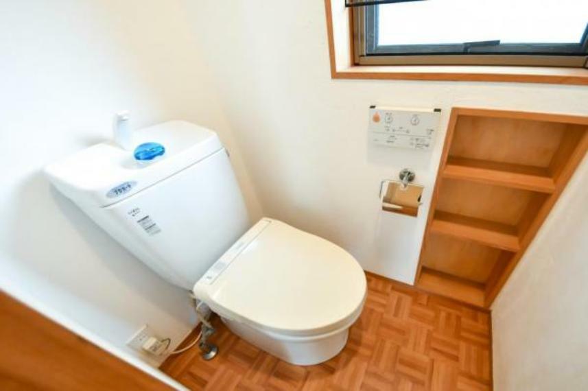 トイレ（1階）/温水洗浄便座　窓には格子があり、防犯面にも配慮されております！