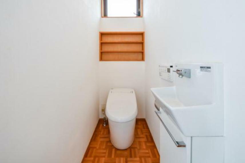 トイレ（2階）/LIXILサティスGタイプ採用　人が離れると自動的に洗浄する『フルオート便器洗浄』などを搭載！