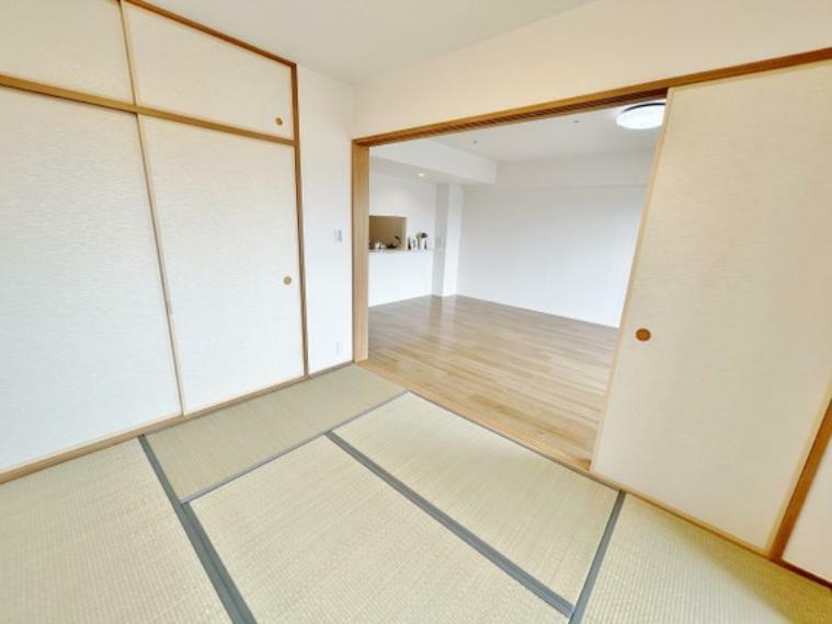 Japanese style柔らかな畳と和の匂いが落ち着きます。リビングに隣接しており用途も様々です。