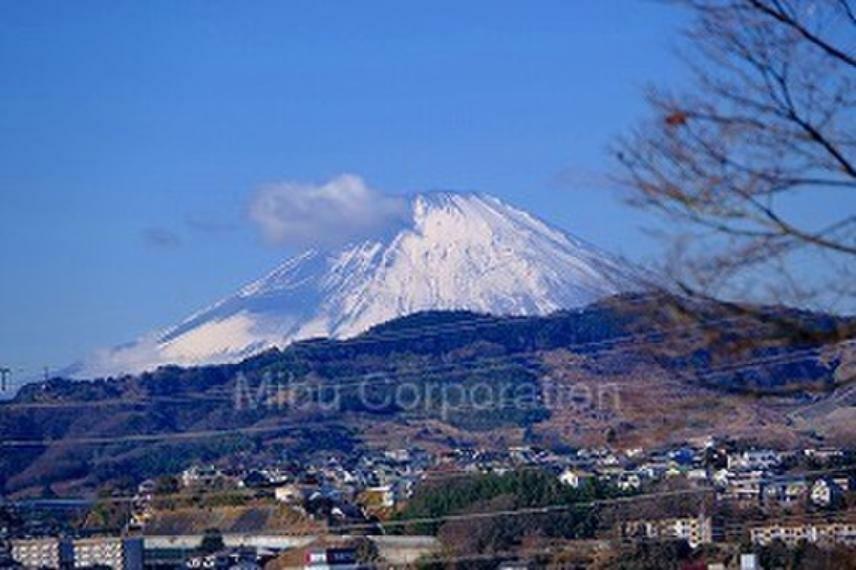 玄関先や2階、近所から見える富士山