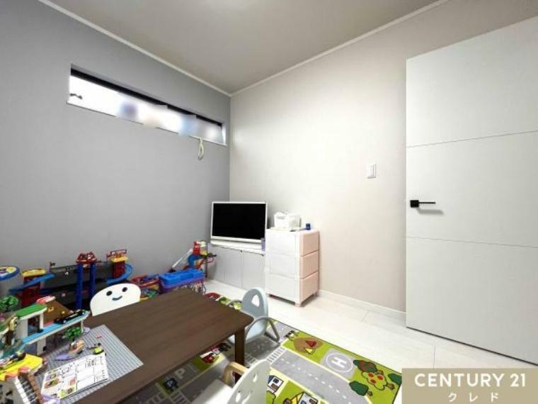 【2階洋室4.8帖】<BR/>落ち着いた色合いのナチュラル空間。<BR/>シンプルな洋室はお子様が成長しても長くお使いいただけるので子供部屋にもピッタリです！