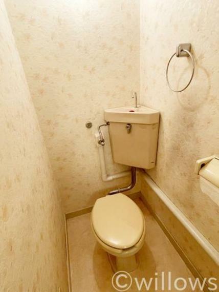 トイレにはアクセントクロスを使用。清潔感のある空間に。お気に入りの絵画を飾ったり、小さなお部屋でも工夫次第で素敵な空間になります。