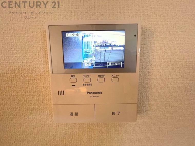 訪問者が来たときにテレビ画面で確認できるため、安心してドアを開けられます。録画機能があるものもあり、留守中に来訪者を記録しておくことができます。利便性が高く、セキュリティ面でも安心です。