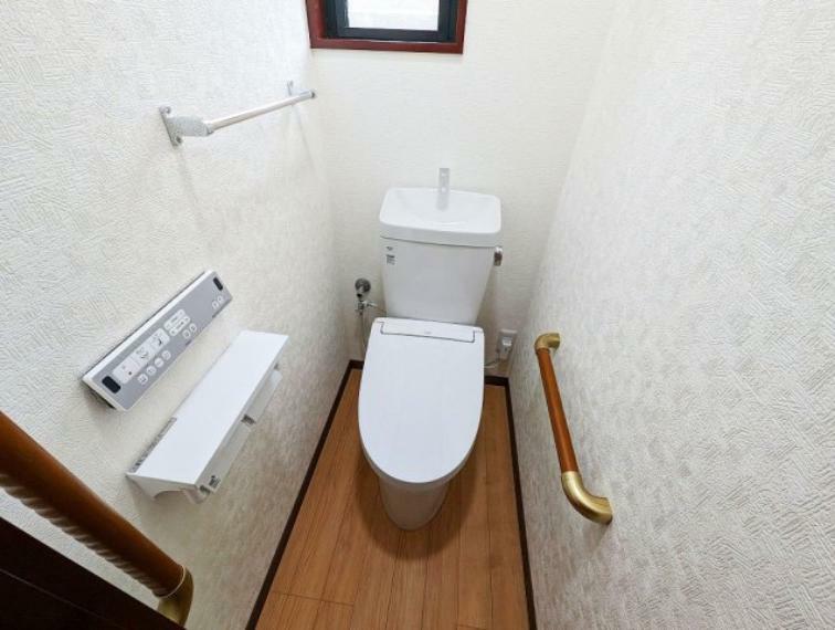 温水洗浄機能付で清潔感のあるトイレ。
