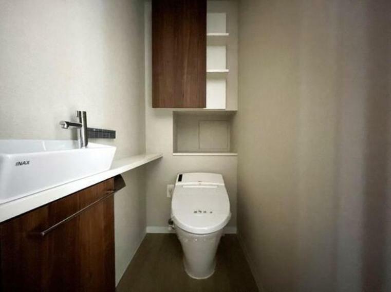 トイレは快適にお使いいただける温水洗浄便座付き。独立型の手洗いカウンターが備わっています。