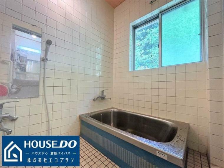 【浴室】浴室も窓つきなのですしっかり換気ができカビ防止にもつながります 水回りは毎日使うところですので清潔に保ちたいですよね