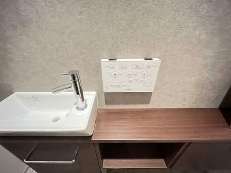その場ですぐに手を洗える手洗いカウンター付きのトイレ。