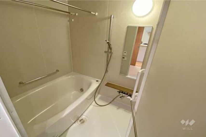 【浴室】1418サイズの浴室です。横幅が広いため、ご家族でお風呂に入ってもゆったりとしています。
