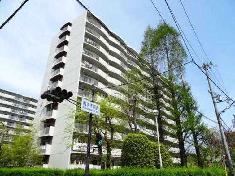 阪急南茨木ハイタウン駅前高層住宅J棟の外観（南西側から）
