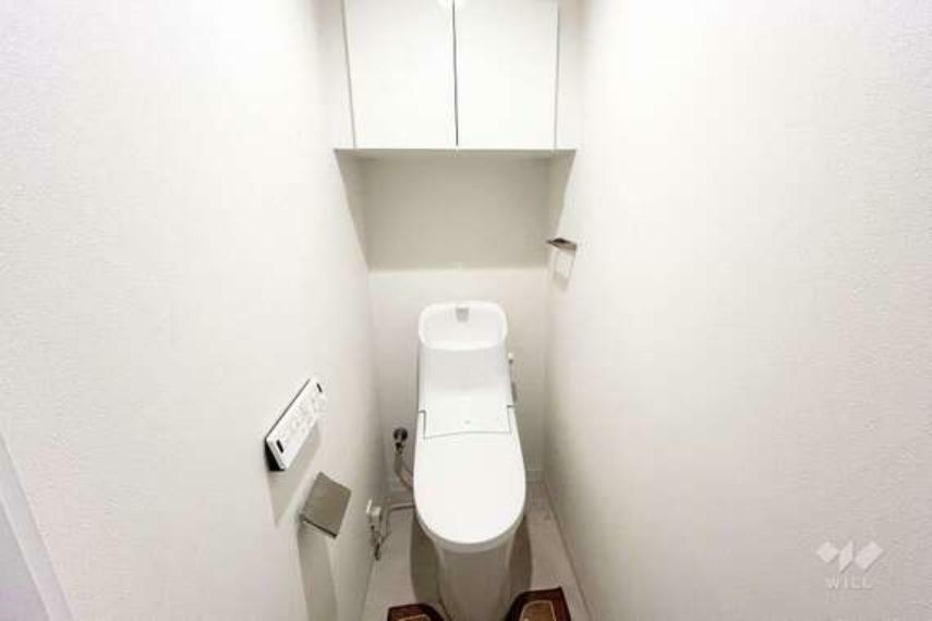 トイレ。タオル掛けもあり、すっきりとした空間になっています。