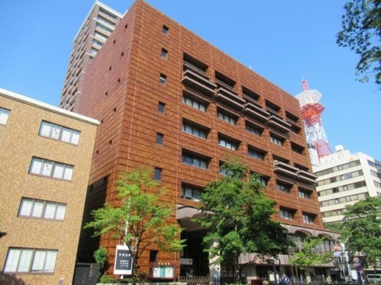 横浜市中区役所 横浜市中区役所は、日本大通りに面した歴史的な建物で、昭和初期に建てられたものです。