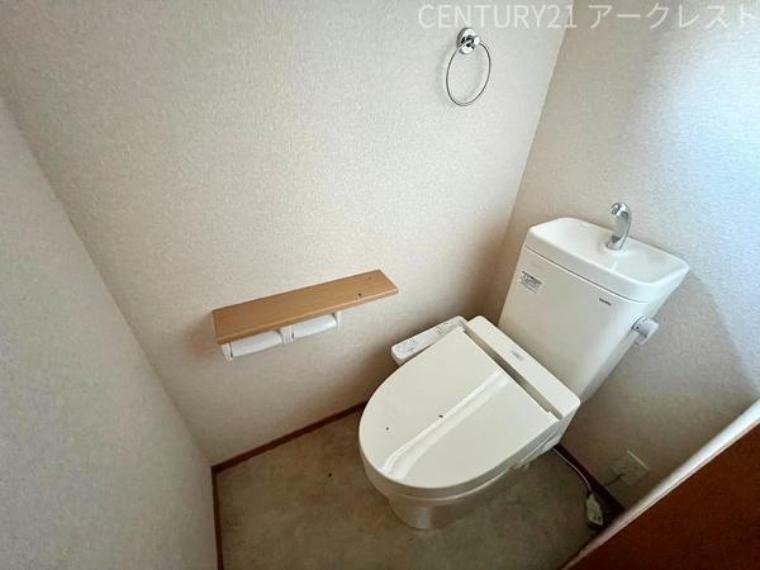 スッキリとしたトイレです。お手入れやお掃除が、簡単にできるシンプルなデザインのトイレです。棚付きで収納も楽々。