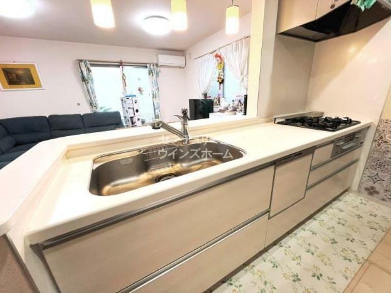 対面式システムキッチンはビルトイン食洗機・滑らかな形状のワイドシンク・たっぷりの収納スペースなど高機能タイプ！奥様が料理をしながらご家族との会話も楽しめる、そんな空間のご提供です。