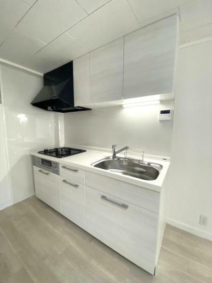 【キッチン】<BR/>リフォーム時に新調済のシステムキッチン。<BR/>部屋の内装に合わせたホワイトカラーのデザインタイプ仕様です