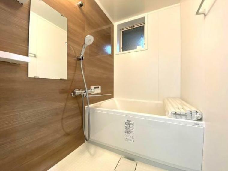 【浴室】<BR/>ウッドブラウンの壁紙仕様のバスルーム<BR/>小窓付きで自然換気も可能です！