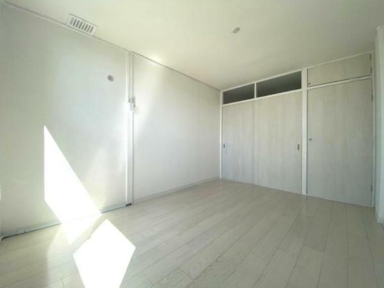 【洋室】<BR/>洋室は2部屋とも約6帖の使いやすい広さがあり、陽当りも良好で明るい採光が差し込みます。