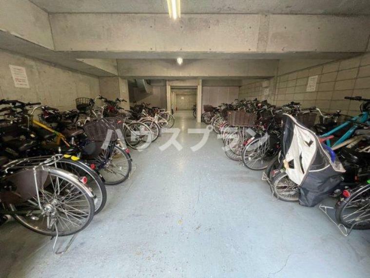 サイクルラック付きできれいに整理整頓がされています。 屋内駐輪場は、安全で便利なサービスを提供しています。 自転車の所有者の方々にとって大切な乗り物を保護し、利用しやすい環境を整えております。