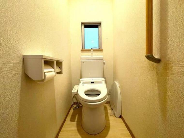 清潔感のあるトイレです。小窓付きで、こまめな換気が可能です。