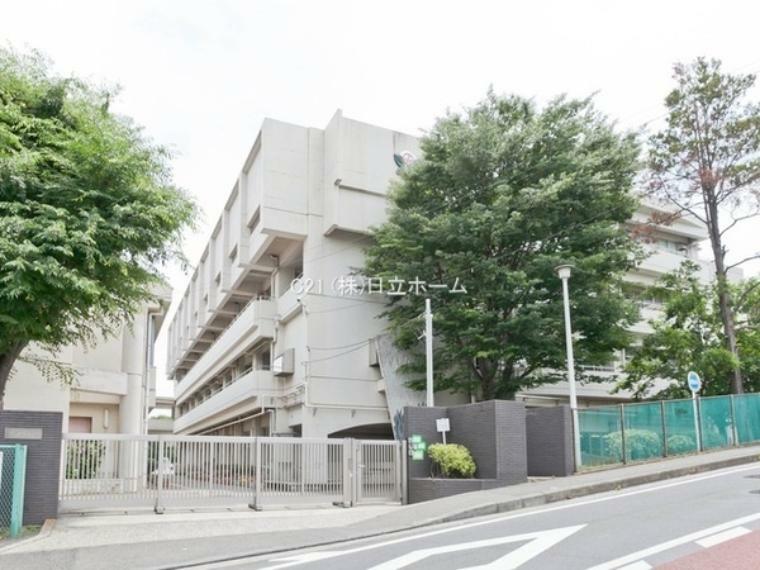 横浜市立下田小学校 昭和34年4月1日に当時珍しかった鉄筋の円形校舎が開校された。翌年35年には児童数が増えたため三階から四階に増築した。