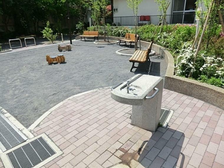 下田町第三公園 公園の設備には水飲み・手洗い場があります。緑道散歩の後の休憩にちょうどいいようです。