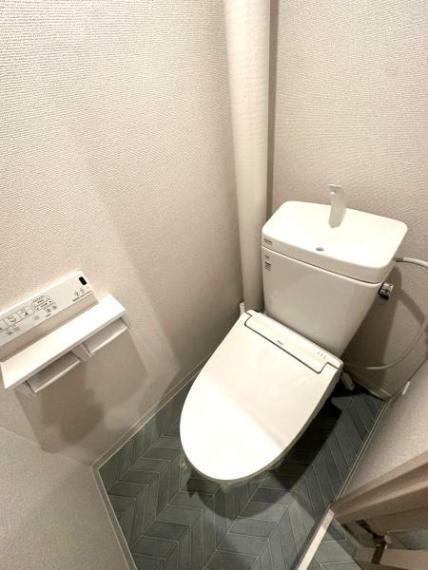 【トイレ】<BR/>シンプルなデザインの個室トイレ。<BR/>リフォーム済です！
