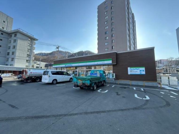 【周辺環境】ファミリーマート札幌ロープウェイ入口店まで徒歩約5分（約350m）です。