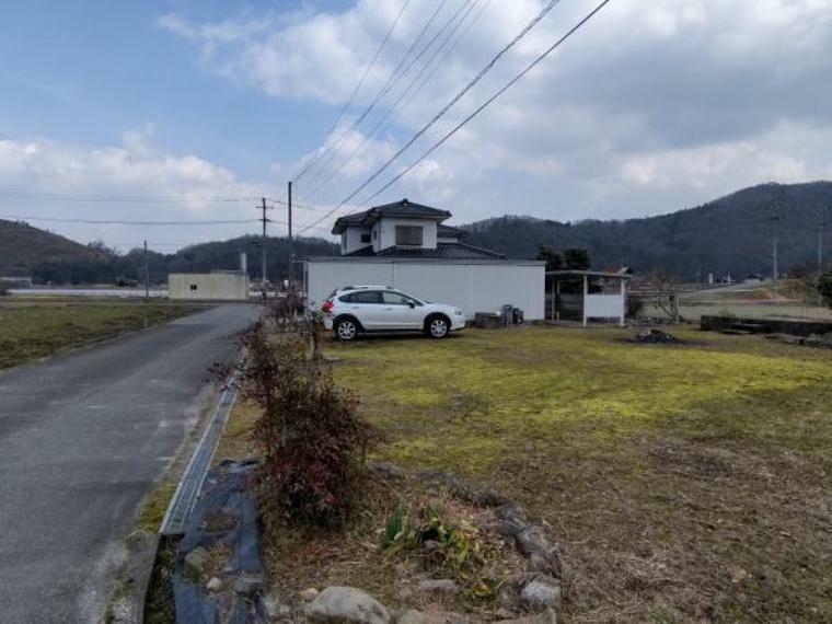 西側敷地です。広々敷地で、ドッグランや家庭菜園などに挑戦してみませんか。