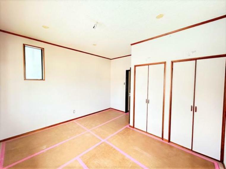【リフォーム中】東側の洋室を撮影しました。床はフローリング貼り、天井壁はクロス貼替を行います。お子様のお部屋にいかがですか。