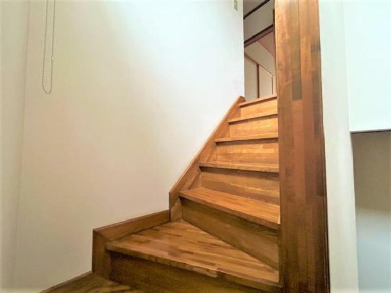 【リフォーム中】階段のお写真です。これから手すりを新品交換します。吹き抜けの明るい階段です。
