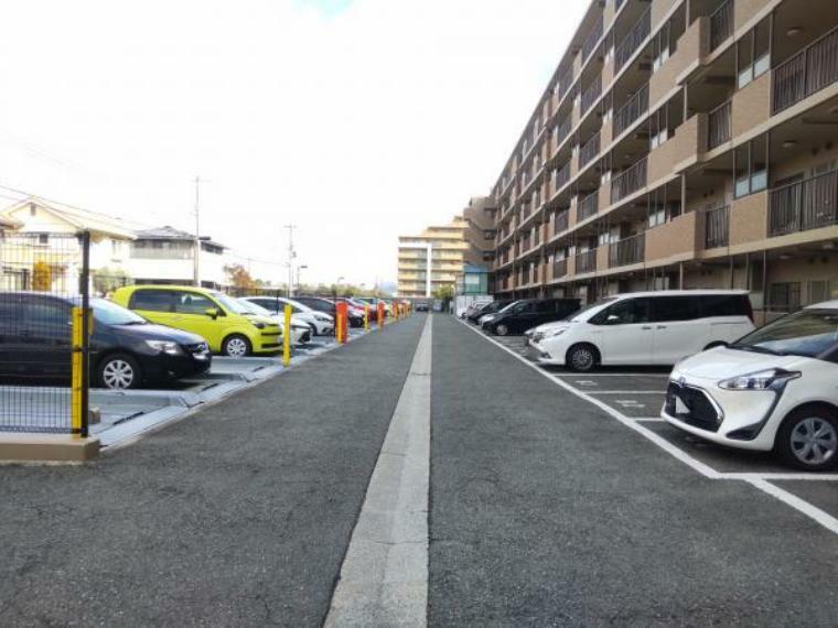 【駐車場】駐車場の写真です。機械式と平面があります。空き状況はその都度スタッフまでお問合せ下さい。