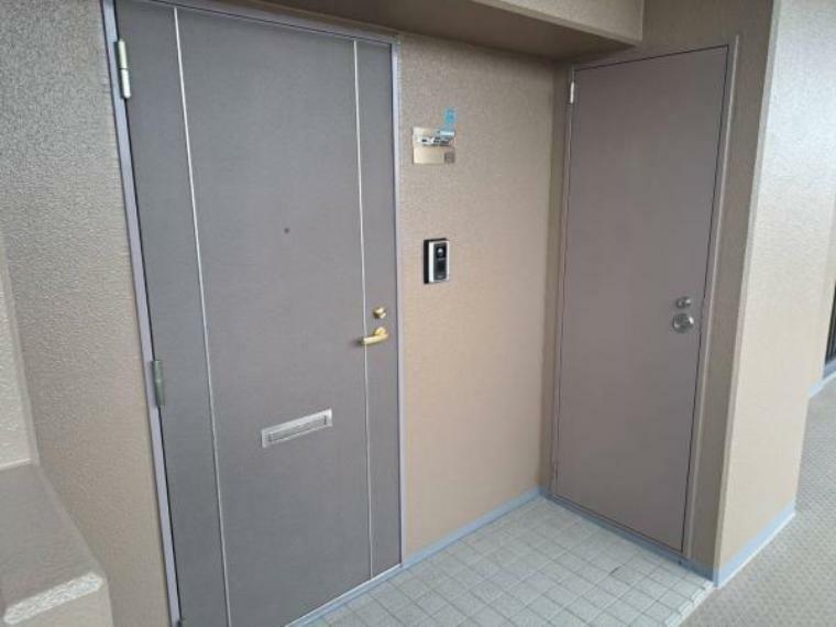 【現地写真】玄関ドアの写真です。トランクルームもありますので、便利ですね。
