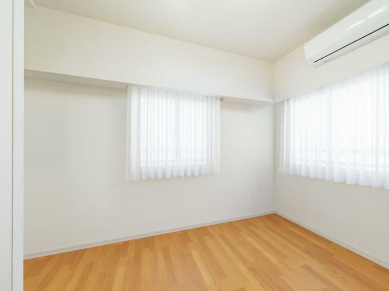 【洋室（2）約5.1帖】窓付、クローゼット付の洋室です。※画像はCGにより家具等の削除、床・壁紙等を加工した空室イメージです。