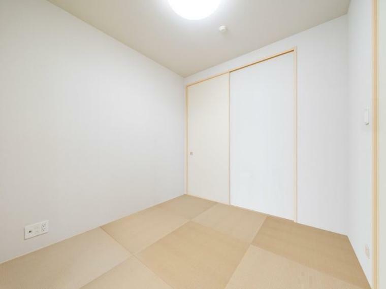 【和室】「和室（リビング隣接）」様々な使い方ができるリビングに隣接した和室。※画像はCGにより家具等の削除、床・壁紙等を加工した空室イメージです。