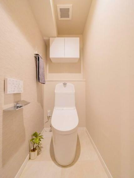 白を基調とした明るいトイレ。温水洗浄便座付です 上部にも収納もあり。