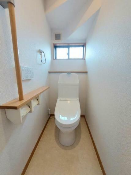手すり付きでご年配の方にも優しい設計のトイレ