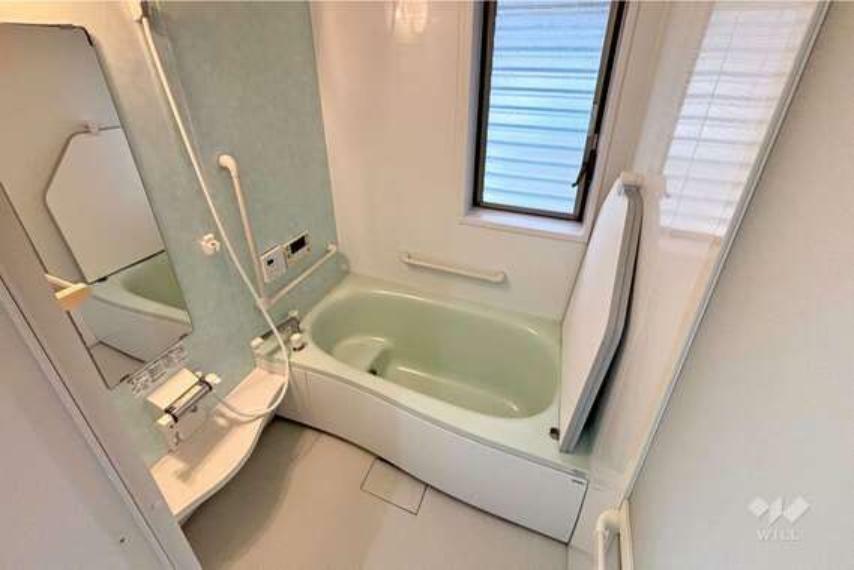 浴室。浴室乾燥機があるため、雨の日は室内で乾燥も可能です。窓もあるため、使用後に換気も可能です。［2024年4月5日撮影］