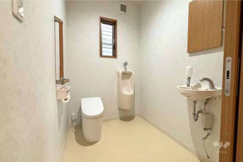 トイレ。タンクレスのタイプのため、掃除がしやすい仕様です。トイレのスペースが広い為、車いすの方でも利用しやすい広さです。［2024年4月5日撮影］