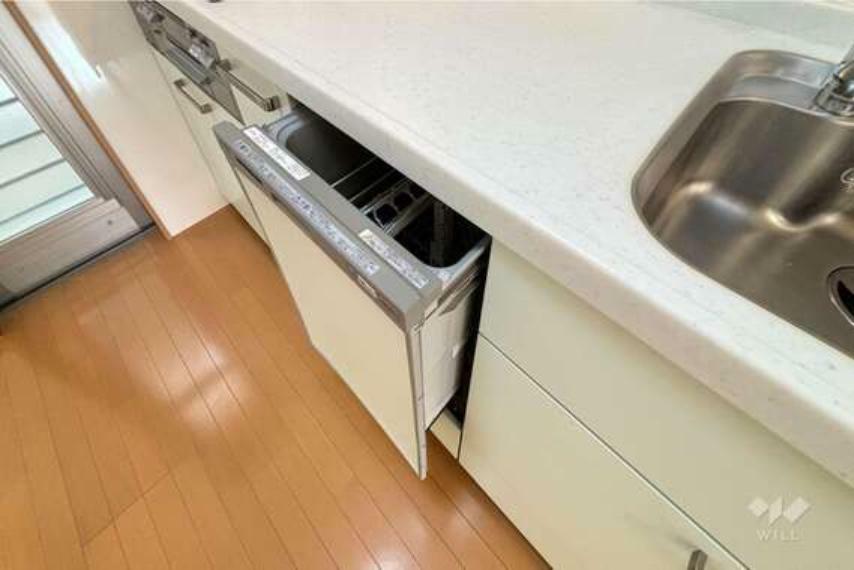 キッチン。食洗器付きのため、ご家族で使用した食器をまとめて洗うことが出来ます。丁寧にお使いです。［2024年4月5日撮影］