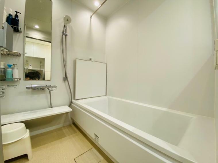 バスルームは1616サイズ！足を伸ばしてゆったりとお寛ぎ頂ける浴室で、心身ともに癒しのお時間をお楽しみください。