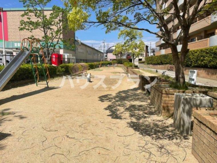 敷地内には大きな公園がございます。 お子様の放課後の遊び場として、気分転換の日向ぼっことしてもご利用いただけます。 前の道路や隣接するドラッグストアと仕切られているため安全な環境です。