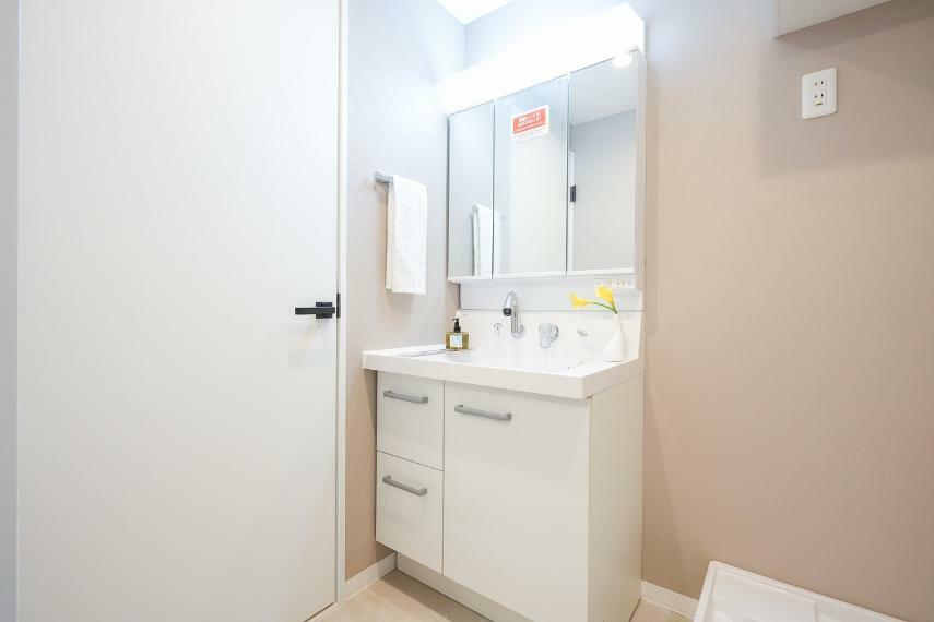 シャワー切替可能な三面鏡付洗面化粧台