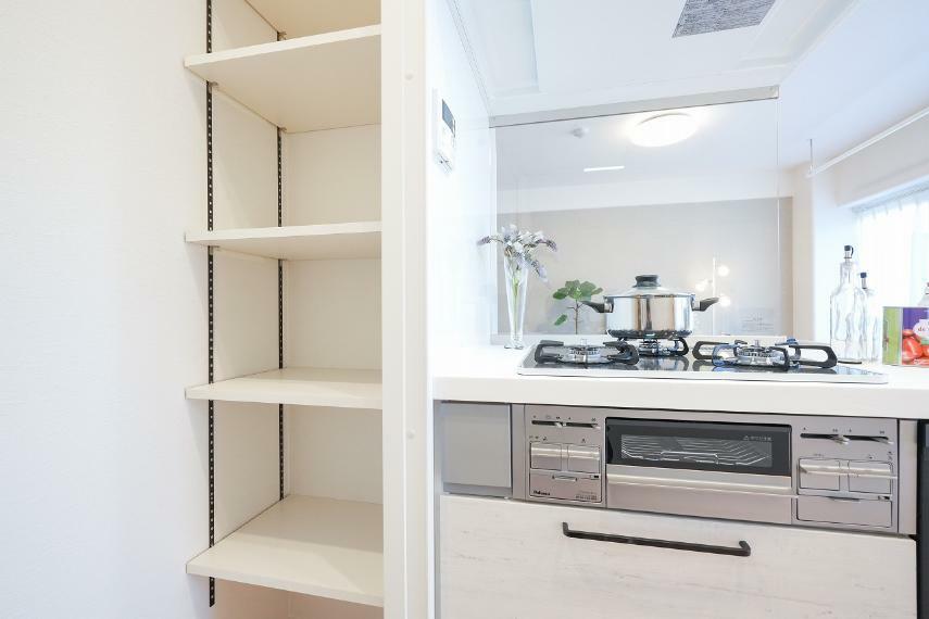 キッチン横のパントリーには調味料などの収納が可能です。
