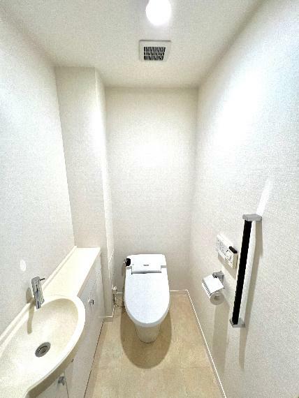 トイレ　温水洗浄機能付便座