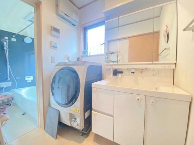 洗面脱衣所・洗濯機置き場。収納スペースも多く、いつでもすっきりとした空間を保つことができます。