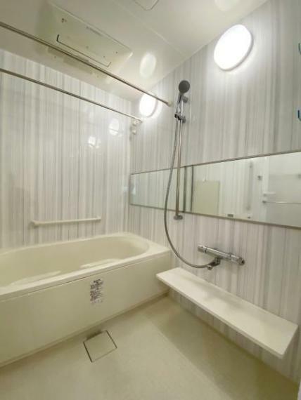 【浴室】<BR/>足をのばしてくつろげる広さになっております。ワイドな鏡で広さを感じさせてくれます。